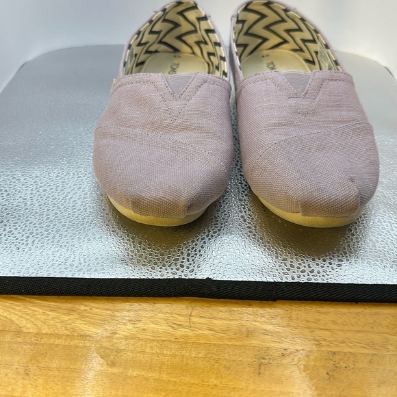 Tom slightly use lavender shoes. Size 6 medium. They’re very beautiful lavender‌ - Picture 1 of 9